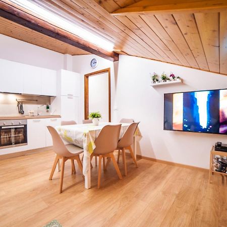 La Mansarda Di Emma Apartment ปินโซโล ภายนอก รูปภาพ