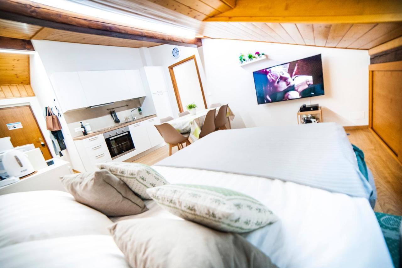 La Mansarda Di Emma Apartment ปินโซโล ภายนอก รูปภาพ